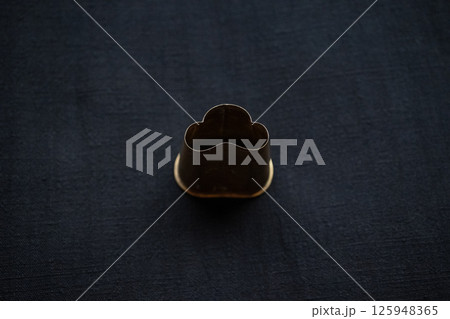 手紡ぎ藍染布の上の松のクッキー型横構図 125948365