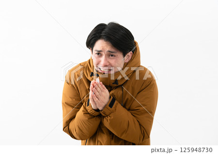 ダウンコートを着ている若い男性 125948730