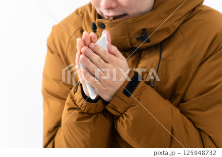 ダウンコートを着ている若い男性 125948732