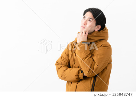 ダウンコートを着ている若い男性 125948747