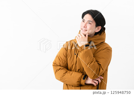 ダウンコートを着ている若い男性 125948750