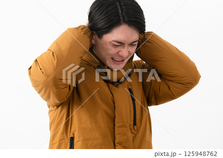 ダウンコートを着ている若い男性 125948762