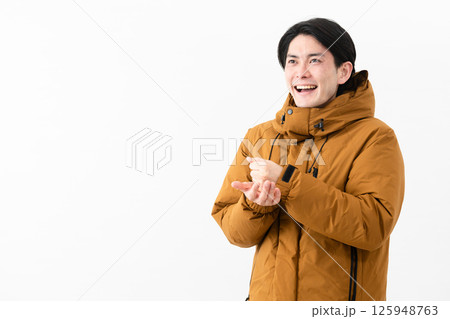 ダウンコートを着ている若い男性 125948763