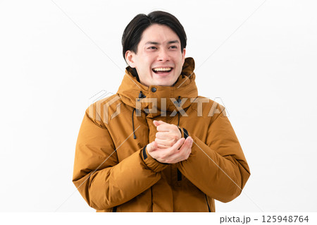 ダウンコートを着ている若い男性 125948764