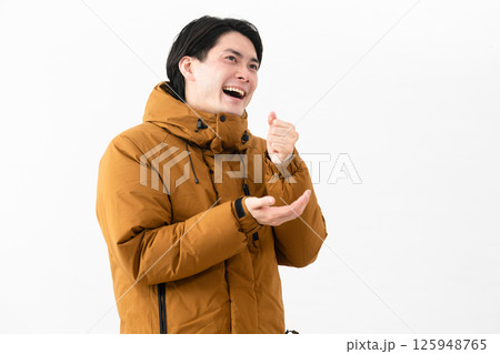 ダウンコートを着ている若い男性 125948765