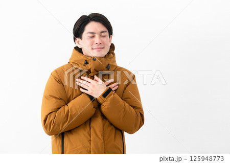 ダウンコートを着ている若い男性 ダウンコートを着ている若い男性 125948773