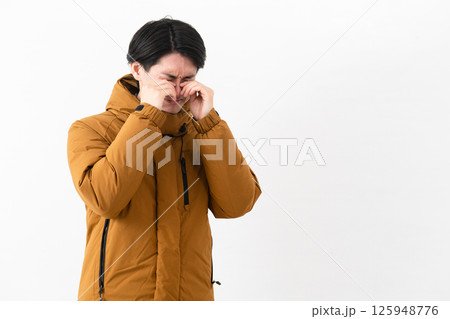 ダウンコートを着ている若い男性 125948776