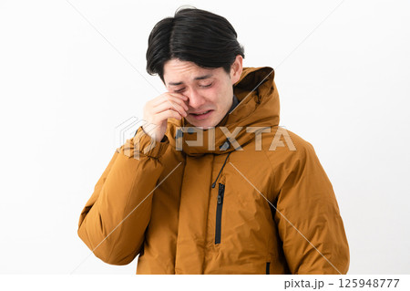 ダウンコートを着ている若い男性 ダウンコートを着ている若い男性 125948777