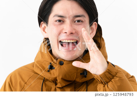 ダウンコートを着ている若い男性 ダウンコートを着ている若い男性 125948793