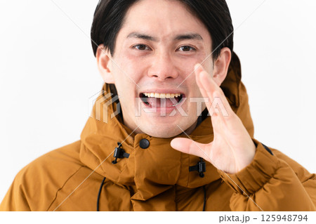 ダウンコートを着ている若い男性 ダウンコートを着ている若い男性 125948794
