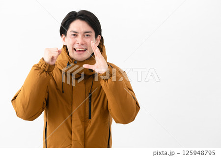 ダウンコートを着ている若い男性 ダウンコートを着ている若い男性 125948795