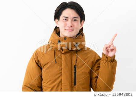 ダウンコートを着ている若い男性 125948802
