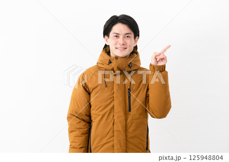 ダウンコートを着ている若い男性 ダウンコートを着ている若い男性 125948804