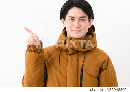 ダウンコートを着ている若い男性 125948805