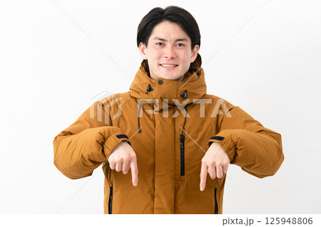 ダウンコートを着ている若い男性 125948806