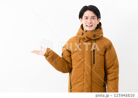 ダウンコートを着ている若い男性 125948810