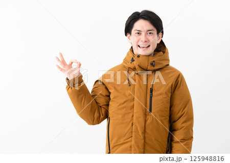 ダウンコートを着ている若い男性 125948816