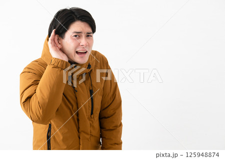 ダウンコートを着ている若い男性 ダウンコートを着ている若い男性 125948874