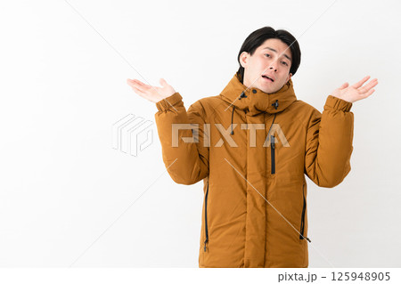 ダウンコートを着ている若い男性 ダウンコートを着ている若い男性 125948905