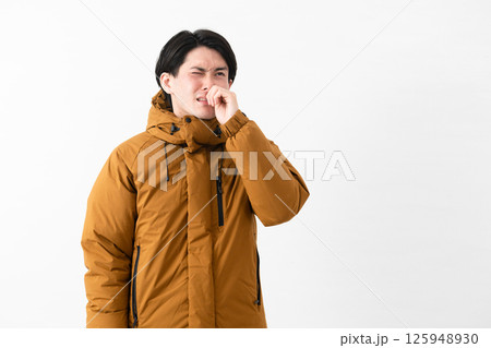 ダウンコートを着ている若い男性 125948930