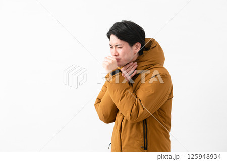 ダウンコートを着ている若い男性 ダウンコートを着ている若い男性 125948934