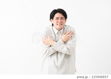 長袖白シャツを着ている若い男性 125948937