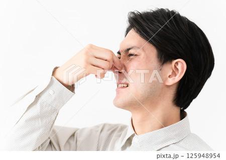 長袖白シャツを着ている若い男性 長袖白シャツを着ている若い男性 125948954