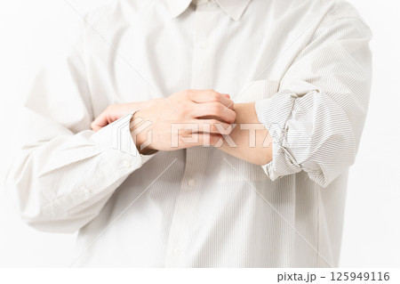 長袖白シャツを着ている若い男性 125949116