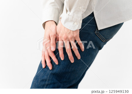 長袖白シャツを着ている若い男性 125949130