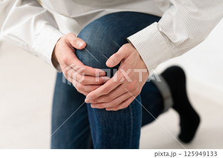 長袖白シャツを着ている若い男性 125949133