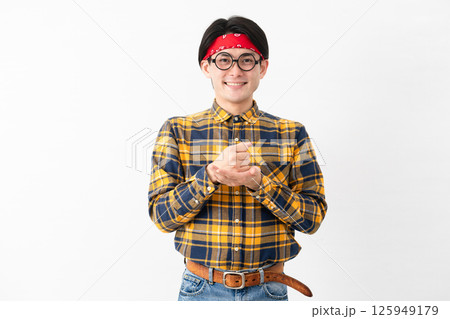 チェック柄の服を着た若い男性 125949179