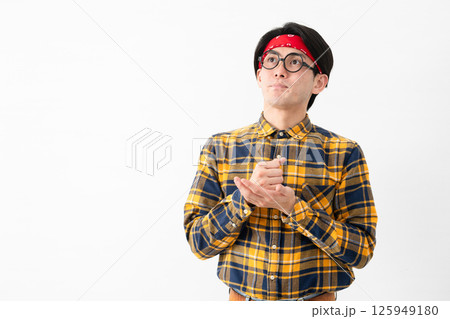 チェック柄の服を着た若い男性 チェック柄の服を着た若い男性 125949180
