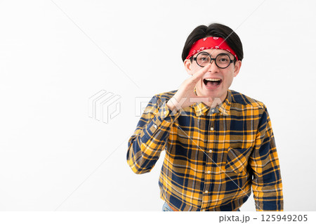 チェック柄の服を着た若い男性 125949205