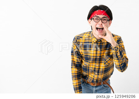 チェック柄の服を着た若い男性 チェック柄の服を着た若い男性 125949206