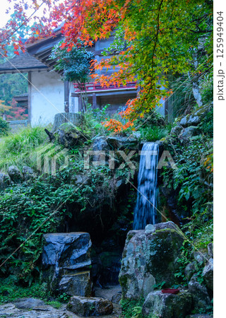 紅葉に包まれた滝 125949404