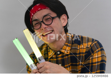 チェック柄の服を着た若い男性 チェック柄の服を着た若い男性 125949466