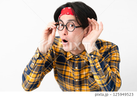 チェック柄の服を着た若い男性 125949523
