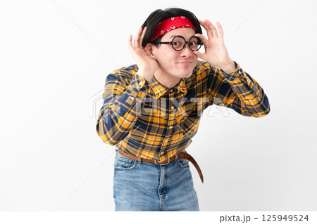 チェック柄の服を着た若い男性 125949524
