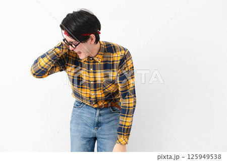 チェック柄の服を着た若い男性 125949538