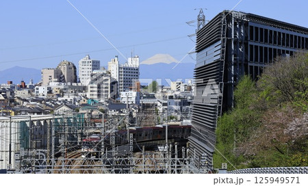 東京科学大（旧東工大）大岡山キャンパス内にある「東京冨士見坂」から見た富士山、東急の電車、アップ 125949571