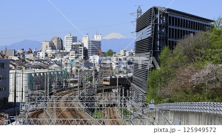 東京科学大（旧東工大）大岡山キャンパス内にある「東京富士見坂」から見た富士山、東急の電車 125949572