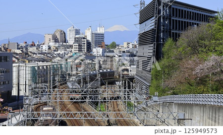 東京科学大(旧東工大)大岡山キャンパス内にある「東京富士見坂」から見た富士山、東急の電車 東京科学大(旧東工大)大岡山キャンパス内にある「東京富士見坂」から見た富士山、東急の電車 125949573