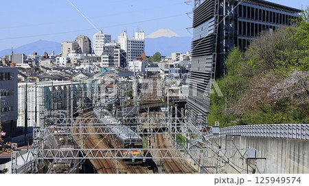 東京科学大（旧東工大）大岡山キャンパス内にある「東京富士見坂」から見た富士山、東急の電車 125949574