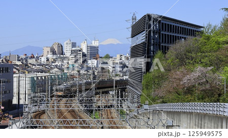 東京科学大（旧東工大）大岡山キャンパス内にある「東京富士見坂」から見た富士山、東急の電車 125949575