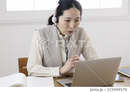 オンライン学習をする女性 オンライン学習をする女性 125949579