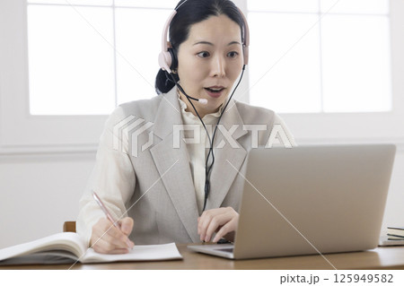 オンライン学習をする女性 オンライン学習をする女性 125949582