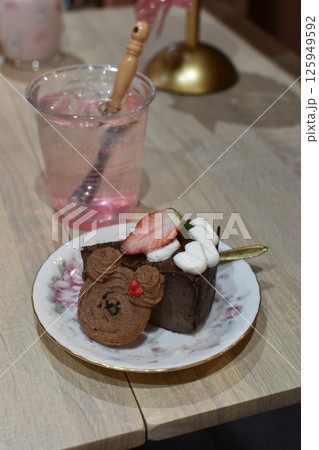 ココア味のバスクチーズケーキと桜味のソーダ 125949592