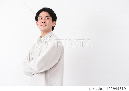 長袖白シャツを着ている若い男性 長袖白シャツを着ている若い男性 125949719