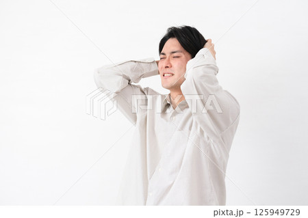 長袖白シャツを着ている若い男性 長袖白シャツを着ている若い男性 125949729