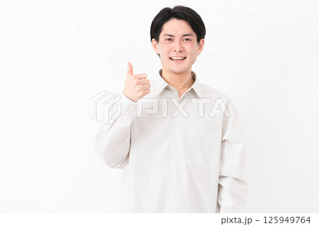 長袖白シャツを着ている若い男性 長袖白シャツを着ている若い男性 125949764